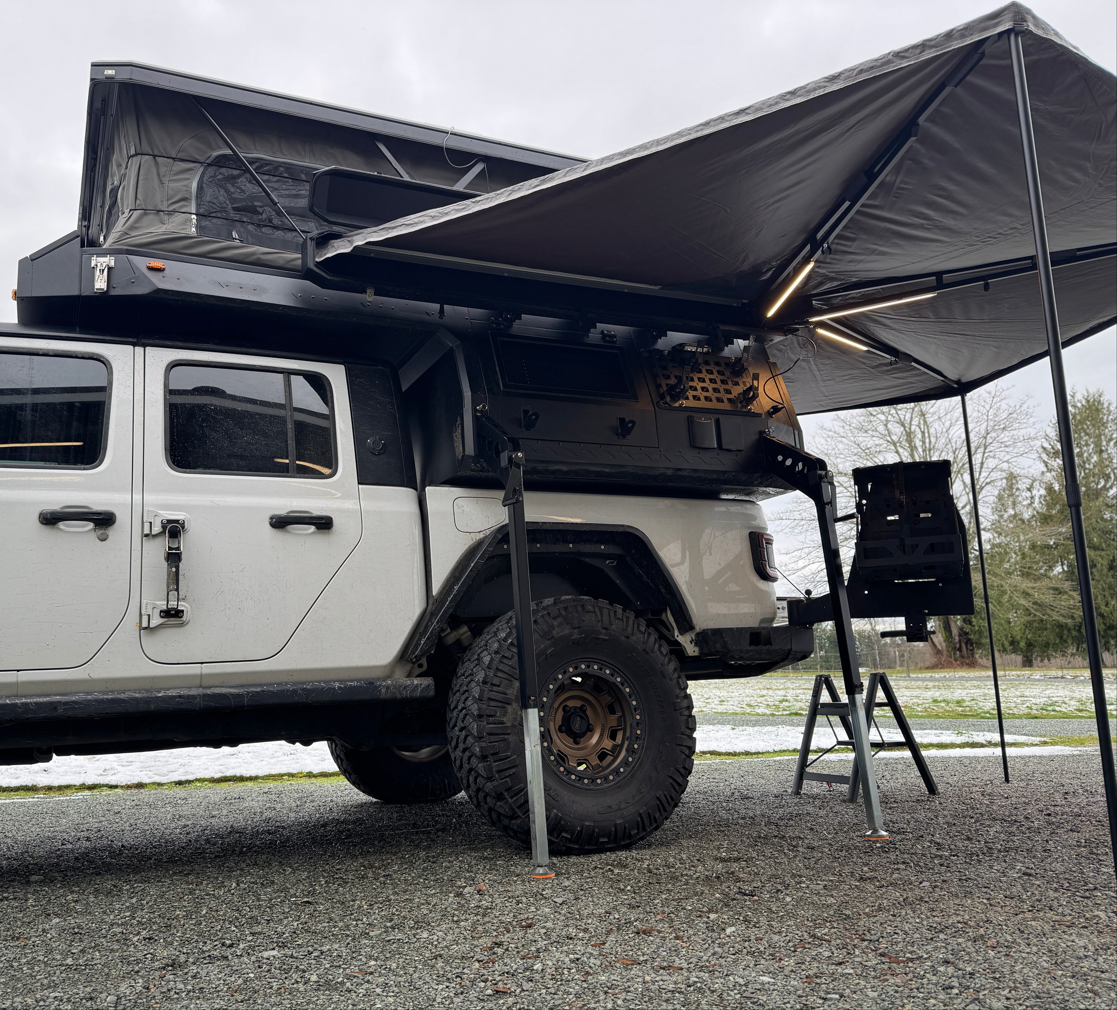 cascadia overland apex on jeep gladiator with awning out